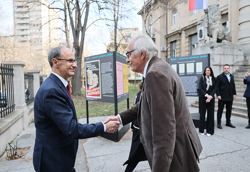 Председник Владе Републике Србије проф. др Ђуро Мацут посетио Државни архив Србије